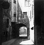 Anni 70 Padova- Passaggio tra i palazzi di via Pietro d'Abano,in centro storico.(Adriano Danieli)